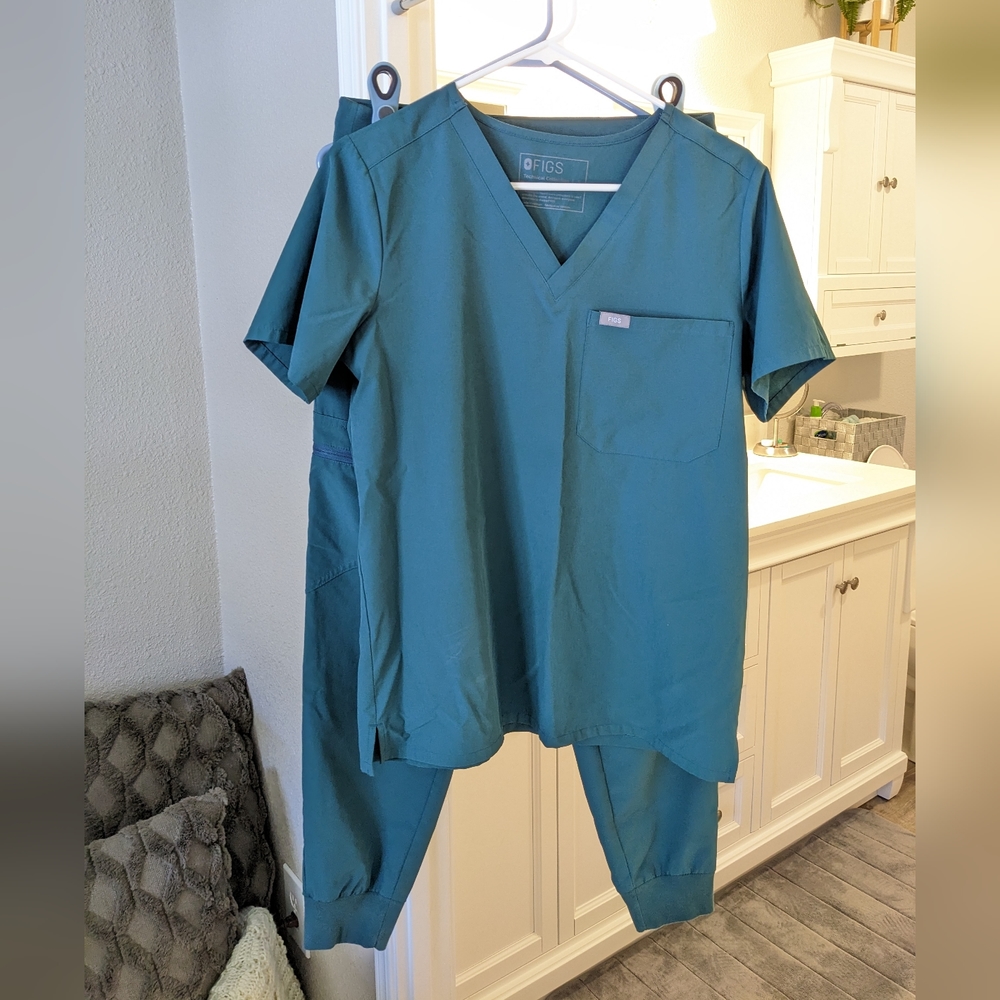 FIGS Scrubs Set - 
Caribbean Blue FIONlite™